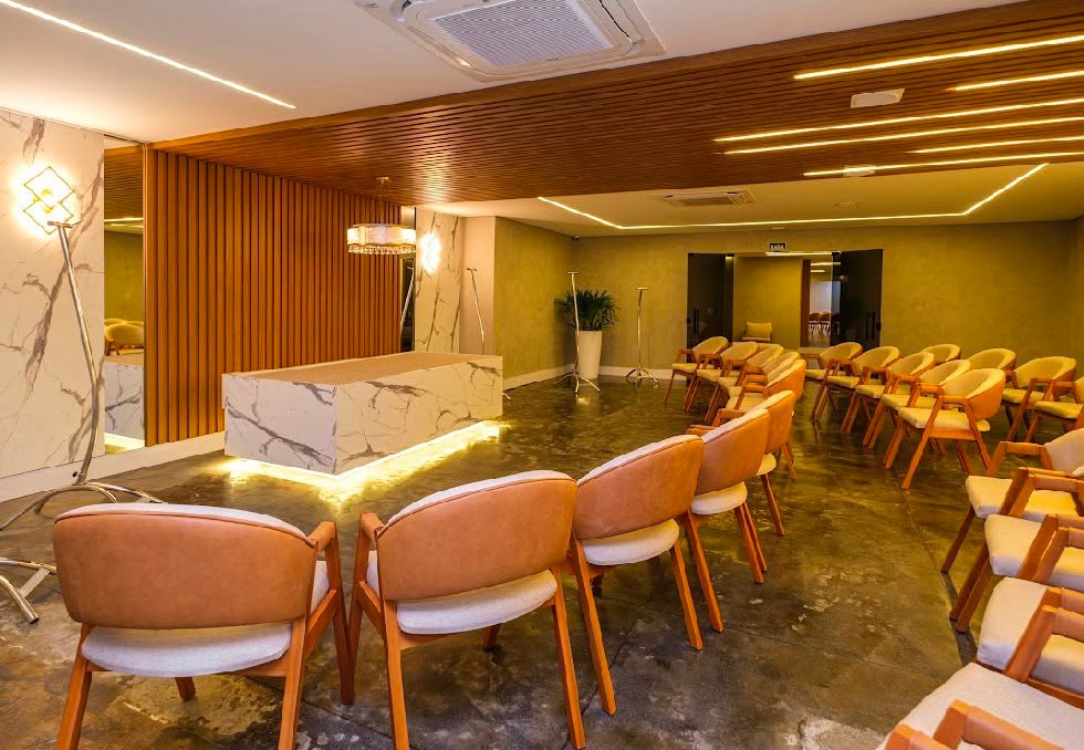 Sala cerimonial com poltronas e iluminação em tons quentes