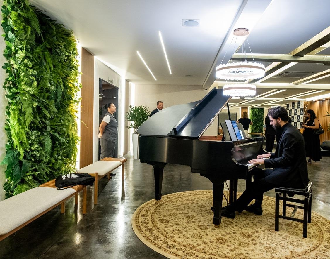 Piano e jardim vertical em ambiente interno da Velar