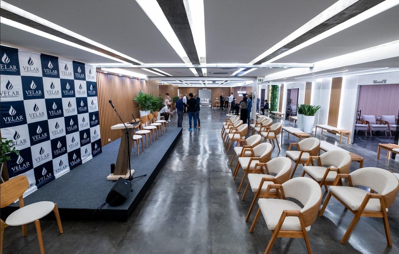 Ambiente interno da Velar, com poltronas e identificação da marca
