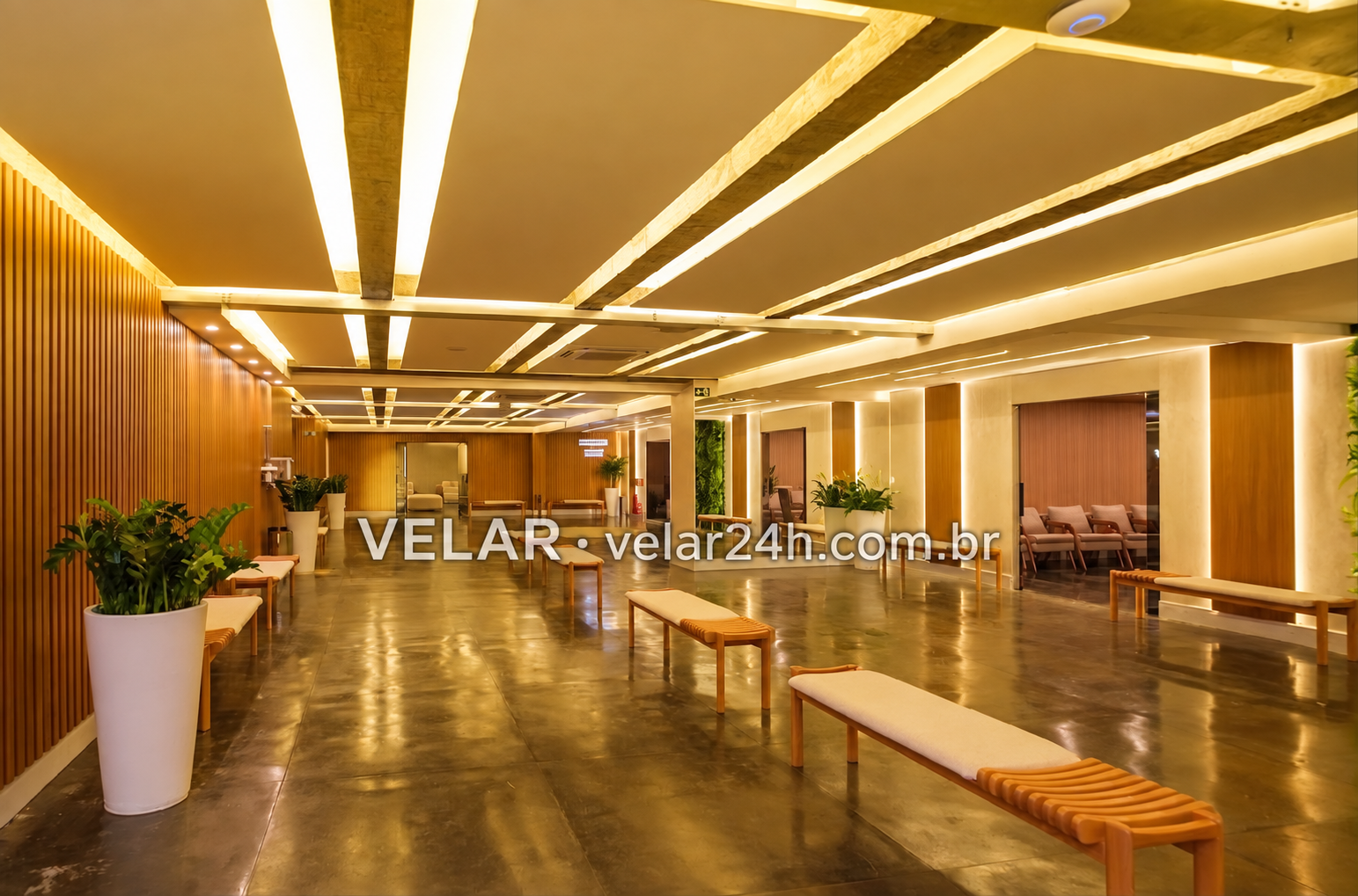 Ambiente interno do cerimonial com bancos e acesso às salas