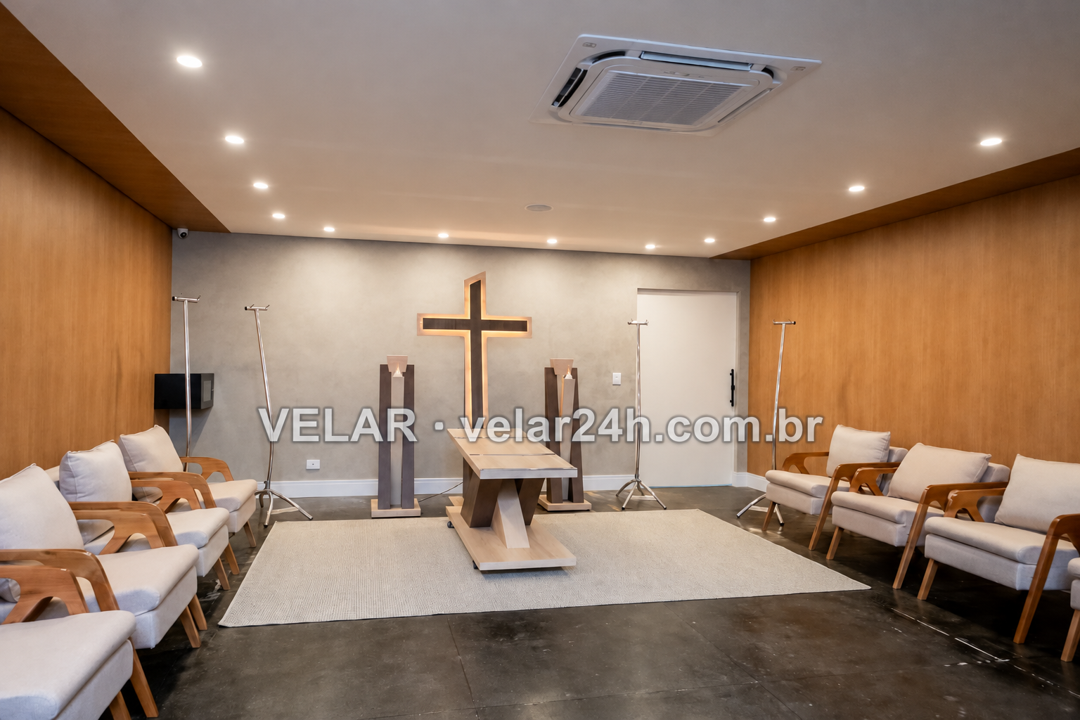 Sala de despedida do Crematório Vila Alpina com poltronas e espaço para a urna